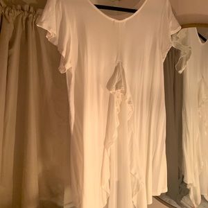 White Blouse with Ruffle Back Détail